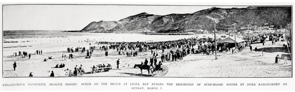 Showing crowds on the beach at Lyall Bay during the exhibition of surf-board riding by Duke Kahanamoku.