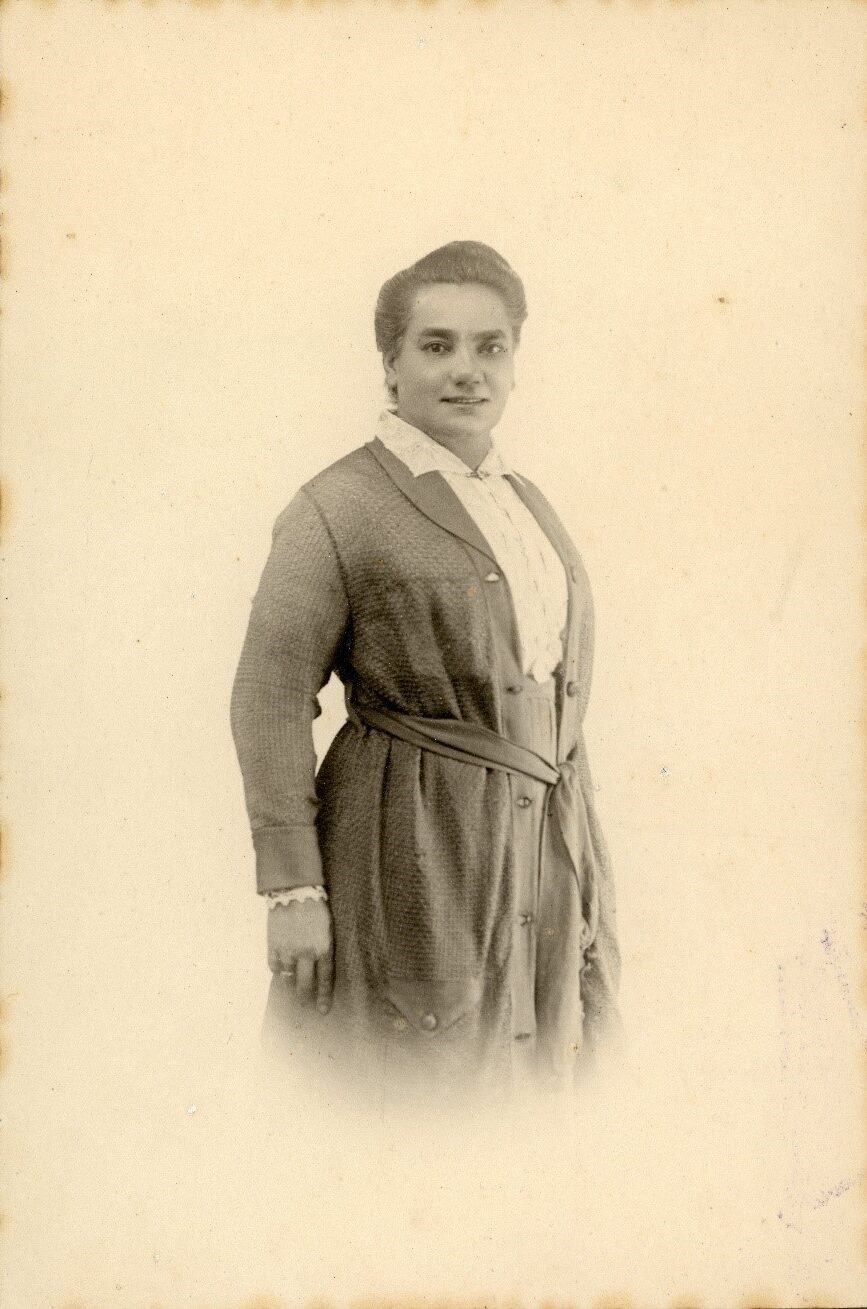 Portrait photo of Laura Miller, around 1910.