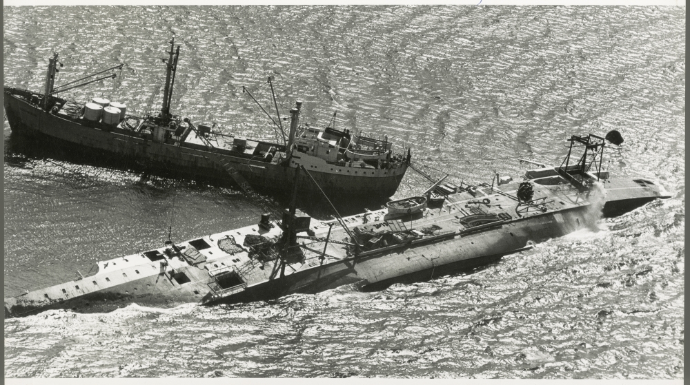 The wreck of the TEV Wahine with salvage ship Holmpark alongside