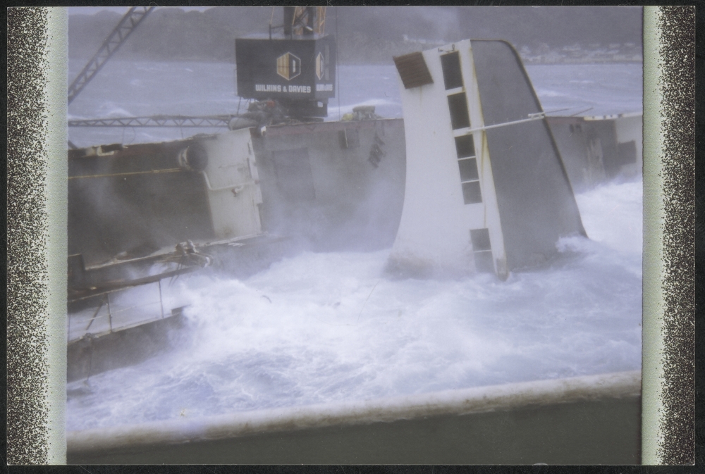 Wreck of the TEV Wahine in rough seas